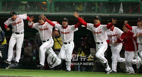 2007년 한국시리즈 우승 확정 당시 더그아웃을 뛰쳐나오는 SK 선수들