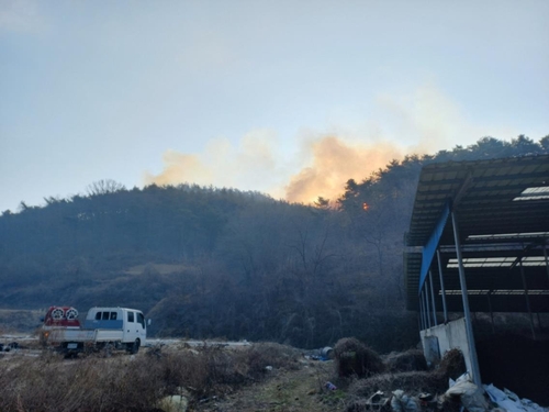경북 군위군 부계면서 산불…헬기 2대 등 투입해 진화