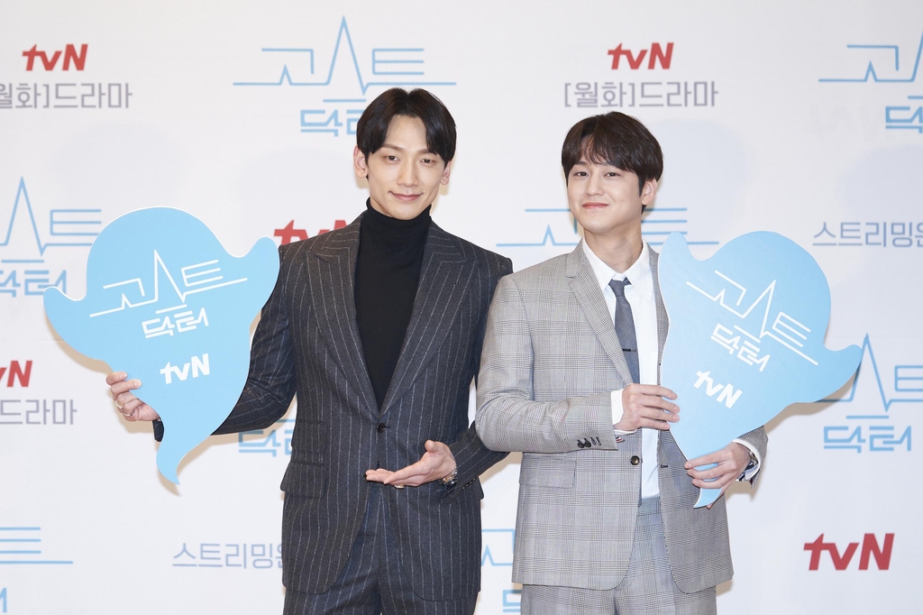 왼쪽부터 정지훈, 김범