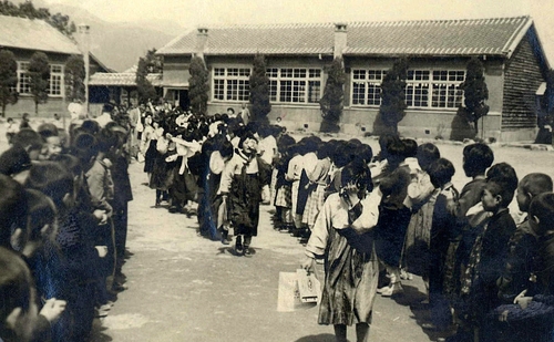 6·25전쟁이 한창이던 때 부산의 한 학교에서 졸업식을 마친 졸업생들이 눈물을 흘리며 교정을 떠나고 있다. 1952년 [국가기록원 제공]