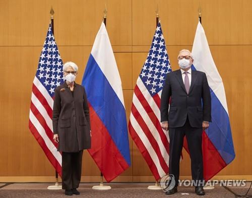 (제네바 epa=연합뉴스) 웬디 셔먼 미 국무부 부장관(왼쪽)과 세르게이 랴브코프 러시아 외무차관(오른쪽)