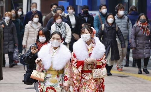 일본 '성인의 날' 기모노 입은 여성들 