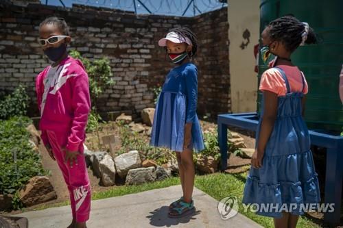 지난해 11월말 교실에 들어가기 위해 줄 선 남아공 초등학생들 