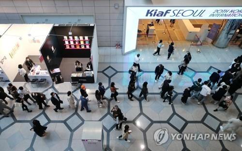 (서울=연합뉴스) 이재희 기자 = 13일 오후 서울 강남구 코엑스에서 열린 '한국국제아트페어'(키아프)를 찾은 관람객이 전시장 입장을 기다리고 있다. 이날은 VVIP관람일로 일반 관람 기간은 15~17일이다. 2021.10.13