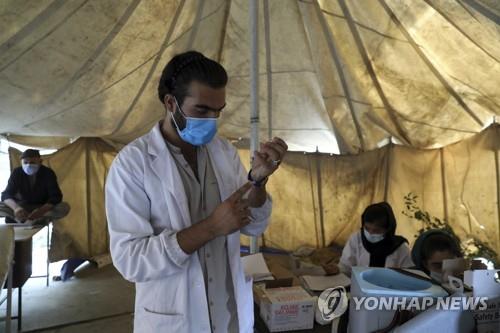  아프간 카불서 코로나19 백신 접종을 준비하는 의사