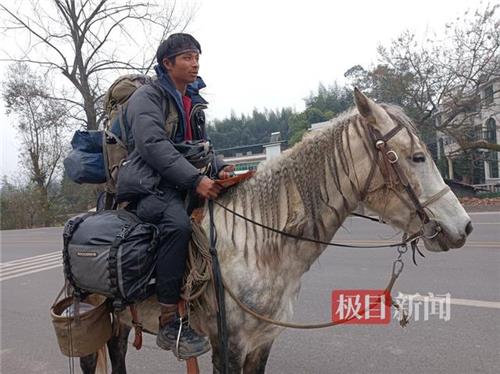말 타고 4천500㎞ 떨어진 고향에 간 중국 청년 