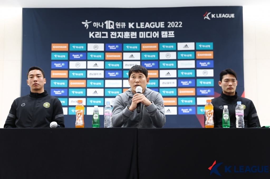 기자회견 참석한 고정운 김포 감독(가운데)과 이상욱(왼쪽), 구본상