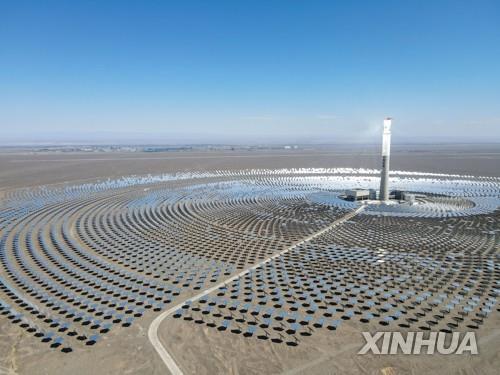 중국 신장위구르자치구 하미지구의 대형 태양광 발전소