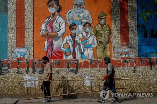  인도 뉴델리 시내에 그려진 코로나19 방역 벽화.