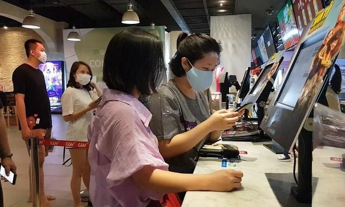 하노이시의 한 영화관에서 입장권을 구매하는 관람객들