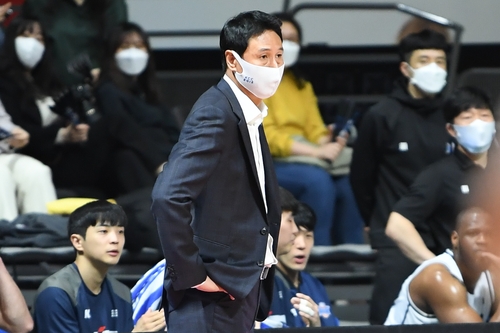 전창진 감독 대신 10일 오리온과의 경기 이끈 강양택 KCC 코치