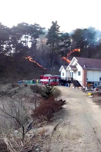 강원 양양서 산불…헬기 3대·72명 투입해 진화 중