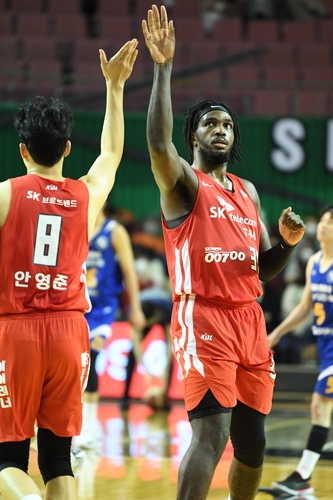프로농구 SK 안영준과 워니의 하이 파이브