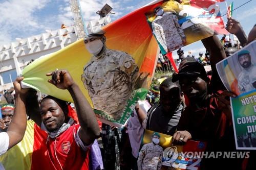 지난 1월 ECOWAS의 경제재재에 맞서 말리 군정 지도자를 지지하는 사람들