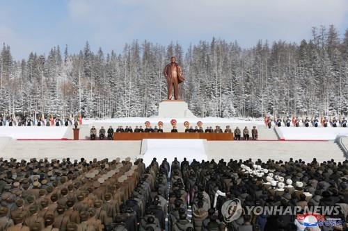 북한, 삼지연서 '김정일 생일' 중앙보고대회…김정은 참석