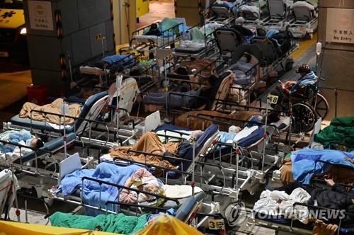 17일 홍콩의 한 병원 밖에서 대기중인 환자들