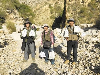 칭하이에서 암석 채취하는 중국 연구원들