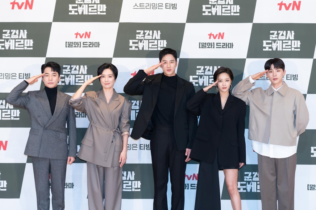 왼쪽부터 배우 김영민, 오연수, 안보현, 조보아, 김우석