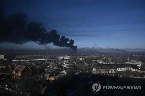 러시아 침공 개시 후 검은 연기 치솟는 우크라 군공항