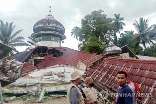  25일 지진으로 무너진 인도네시아 서수마트라 지역의 건물.