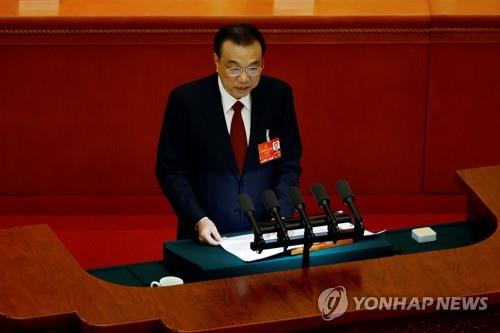 전인대 업무보고하는 리커창 총리