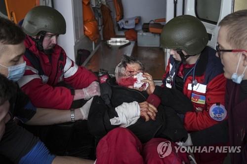 러시아군 폭격에 부상한 여성 이송하는 우크라 마리우폴 구급대