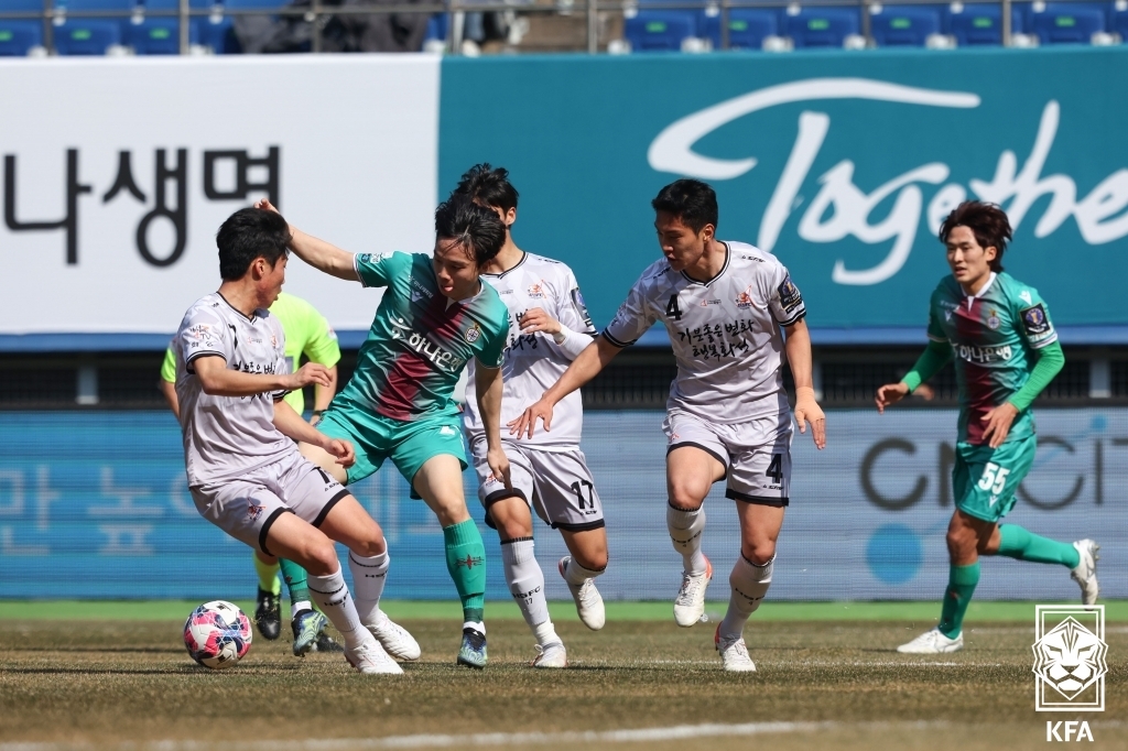 대전하나시티즌과 화성FC의 경기 장면.