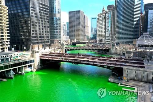 '성 패트릭 데이' 앞두고 美 시카고강 초록으로 염색 | 연합뉴스