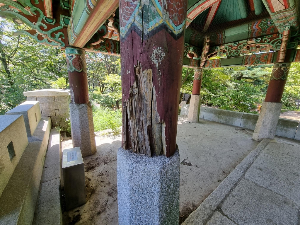 대동문 기둥이 부식된 모습