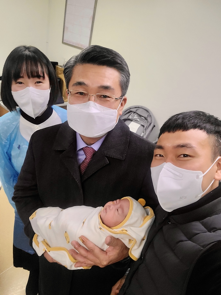 다섯쌍둥이가 입원 중인 병원을 찾은 서욱 국방부 장관(사진 가운데)