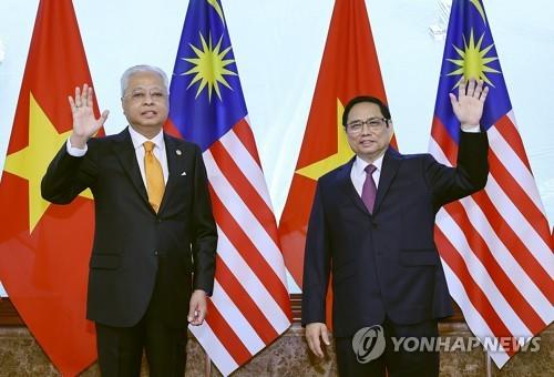 하노이에서 만난 말레이시아 총리(왼쪽)와 베트남 총리