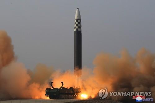 북 "신형ICBM 화성-17형 시험발사"