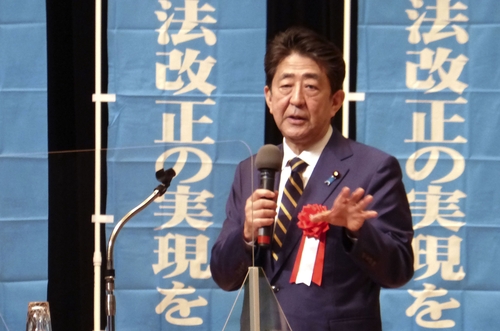 강연하는 아베 전 일본 총리