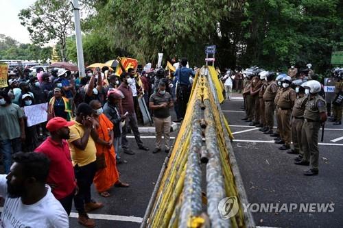스리랑카, 시위 맞서 발동한 비상사태 해제…여론 압박에 밀려