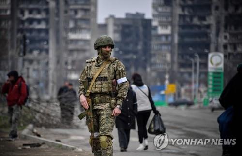 마리우폴 거리 순찰하는 러시아 병사