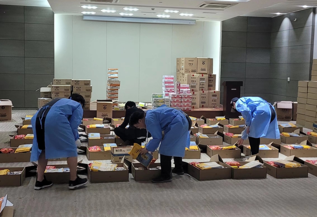 교민 지원 물자 정리하는 상하이 총영사관 직원들