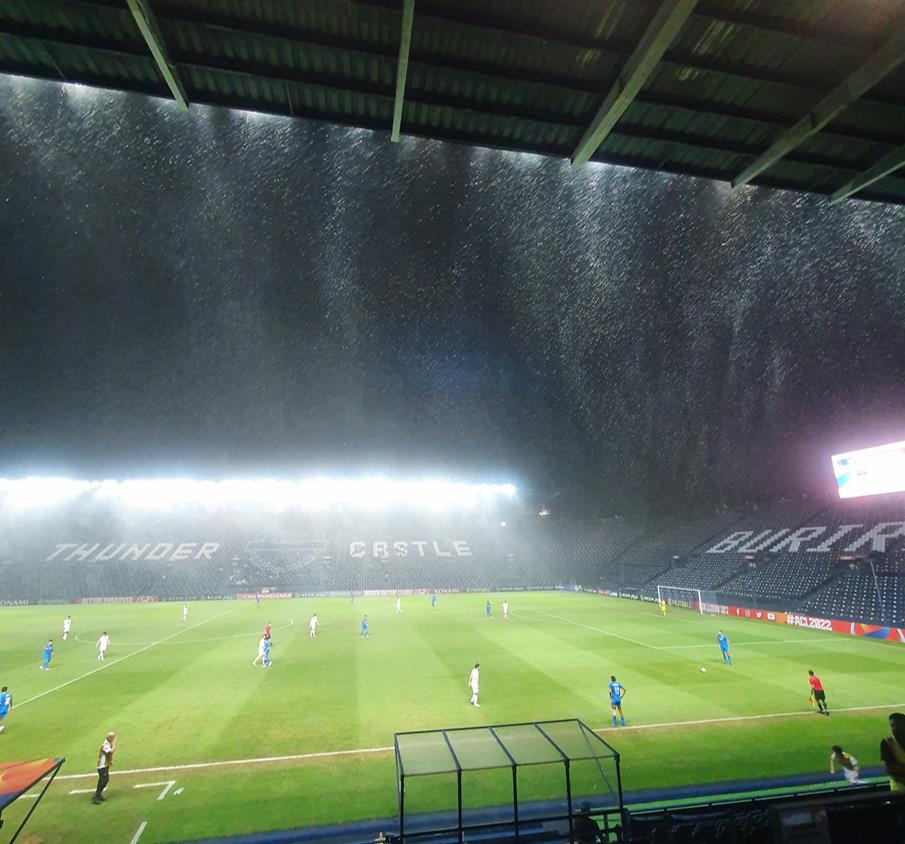 대구와 라이언 시티의 경기 중 폭우가 내리는 부리람 스타디움