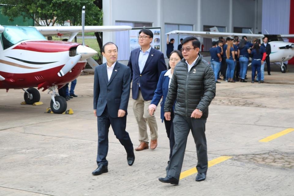 가나가와 파라과이 항공청장(오른쪽)이 우인식 대사와 기증 항공기를 돌아보고 있다