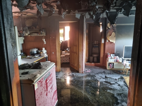 부산 사하구 빌라서 화재…40대 연기 흡입