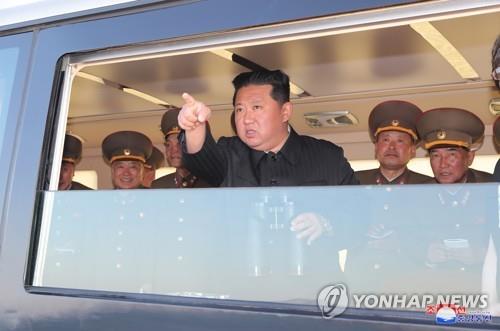 신형 전술유도무기 시험발사를 참관한 김정은 북 국무위원장