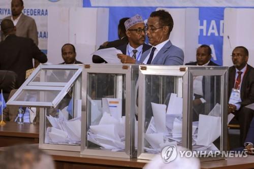 소말리아 의회, 폭발음 개의치 않고 공항 격납고서 대통령 선출(종합)