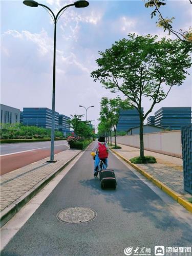 트렁크 매달고 자전거로 열차 역 가는 상하이 시민
