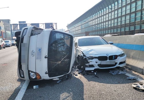경인고속도로서 화물차 등 차량 8대 충돌…4명 부상