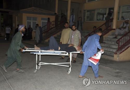  25일 아프간 마자르-이-샤리프 연쇄 폭발로 다친 이가 병원으로 이송되는 모습
