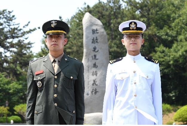 독립운동가 후손 오선근(왼쪽) 해병대 소위, 오준현 해군 중위