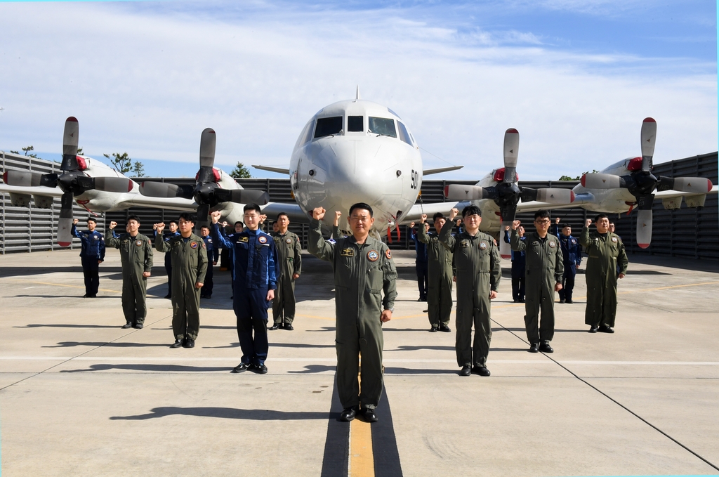 (서울=연합뉴스) 세계 최대 규모의 다국적 해상훈련인 2022 환태평양훈련(RIMPAC)에 참가하는 해상초계기(P-3) 승무원들이 31일 임무 완수의 각오를 다짐하고 있다. [해군 제공. 재판매 및 DB 금지]