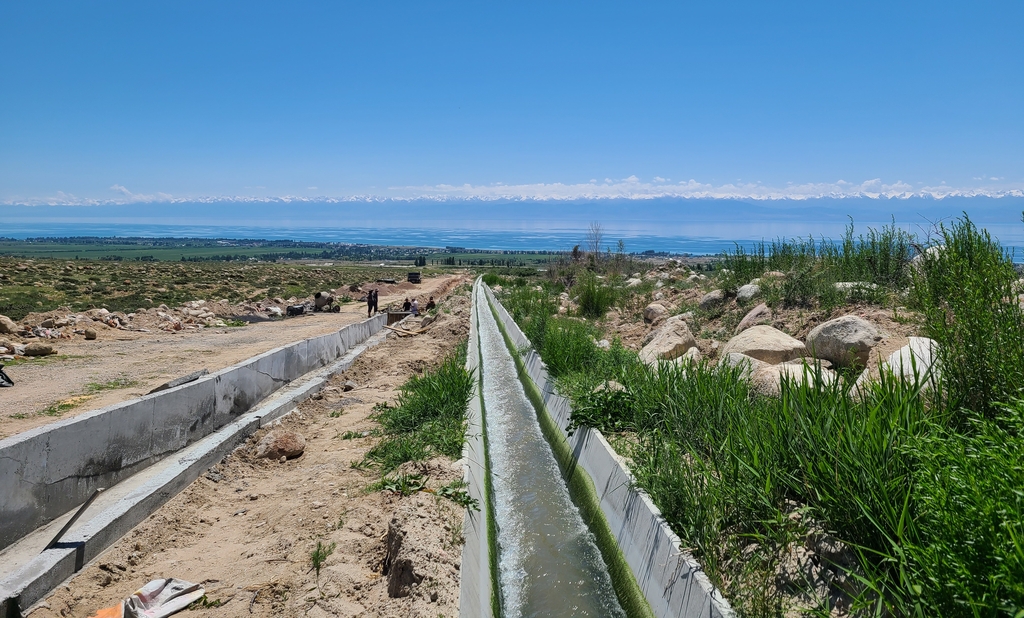 (이식쿨[키르기스스탄]=연합뉴스) 홍규빈 기자 = 8일(현지시간) 빙하수가 흐르는 총사르오이 마을 수로. 2022.6.8rbqls@yna.co.kr