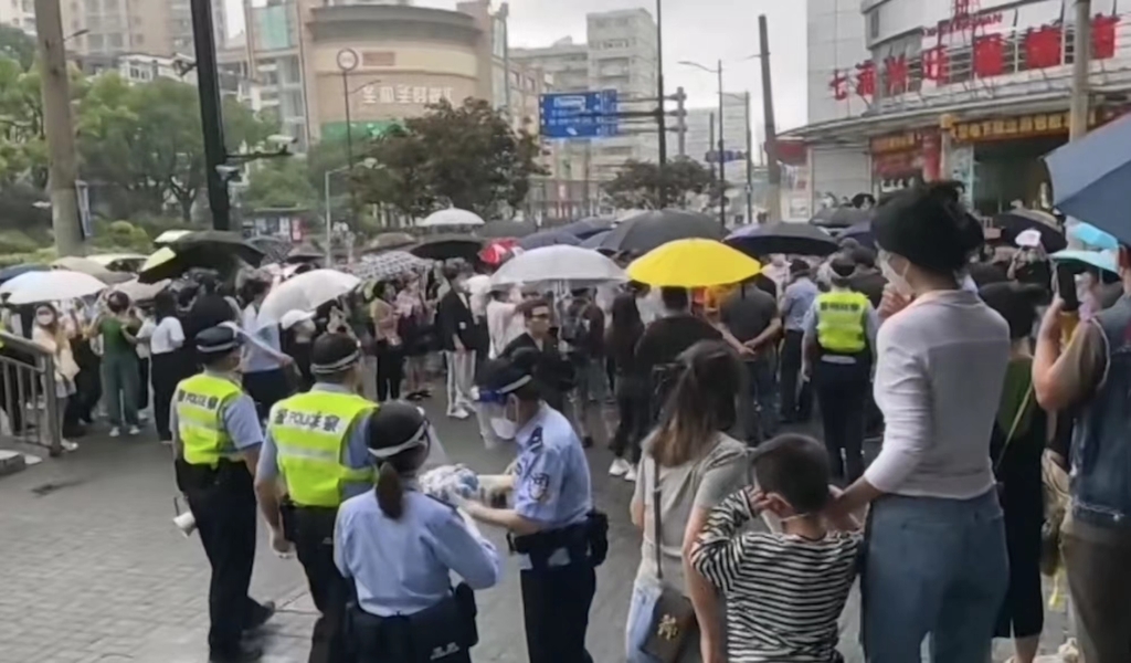 임대료 면제 요구 시위 나선 상하이 의류시장 상인들