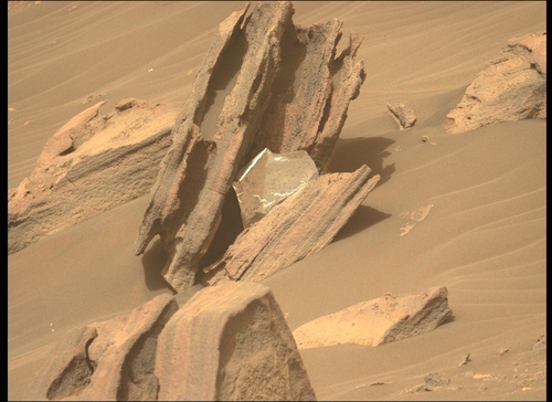 '붉은행성' 화성 돌 틈에 낀 인간이 만든 쓰레기