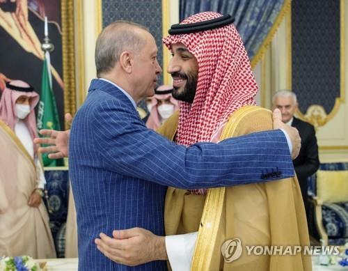 지난 4월 사우디 제다를 방문해 빈 살만 왕세자와 포옹하는 에르도안 터키 대통령